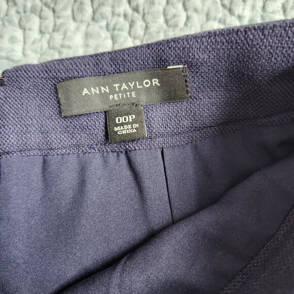 Ann Taylor Petite navy and white pencil skirt, size 00P - Picture 4 of 7
